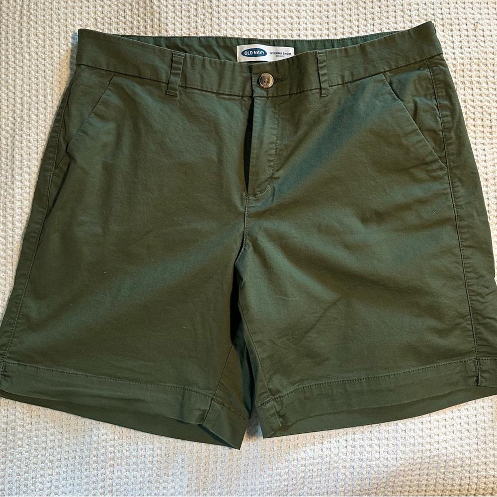 Old Navy Olive Green everyday  Shorts mid rise — size 14